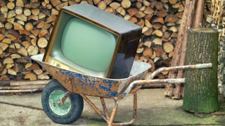ein alter Fernseher in einer Karette ein alter Fernseher in einer Karette