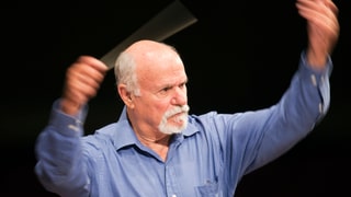 Zinman, dirigierend, im blauen Hemd
