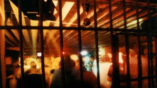 Eine Tanzfläche hinter Gittern. Eine Tanzfläche hinter Gittern.