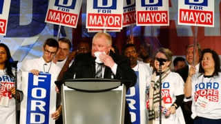 Rob Ford steht mit einem Taschentuch vor dem Mund am Rednerpult einer Wahlkampfveranstaltung.