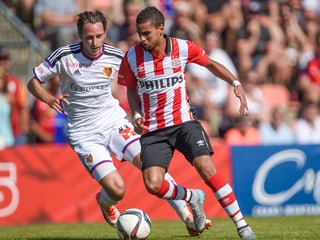 Luca Zuffi im Jahr gegen den damaligen PSV-Spieler Adam Maher.