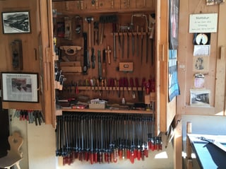 Diverse Werkzeuge sind fein säuberlich aufbewahrt in einem Schrank. 