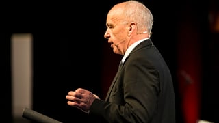 Seitliche Aufnahme von Finanzminister Ueli Maurer während einer Rede. Seitliche Aufnahme von Finanzminister Ueli Maurer während einer Rede.