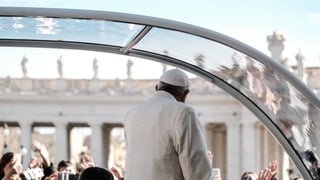 Der Papst im Papamobil, von hinten fotografiert.
