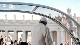 Der Papst im Papamobil, von hinten fotografiert. Der Papst im Papamobil, von hinten fotografiert.