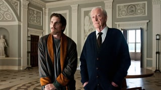 Szene aus einem Batman-Film mit Butler Alfred Pennyworth Szene aus einem Batman-Film mit Butler Alfred Pennyworth