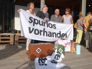 Personen halten Transparent «spurlos vorhanden»