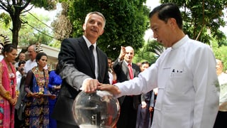 Dre Schweizer Aussenminister Didier Burkhalter (links) und der burmesische Finanzminister Win Shein