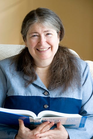 Portrait von Radia Perlman mit ihrem Buch. Portrait von Radia Perlman mit ihrem Buch.