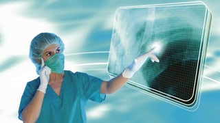 Grafik einer Frau in Operationskleidung, die auf ein Zouchpad klickt.