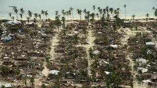 Luftaufnahme eines zerstörten Dorfs am Meer. Luftaufnahme eines zerstörten Dorfs am Meer.