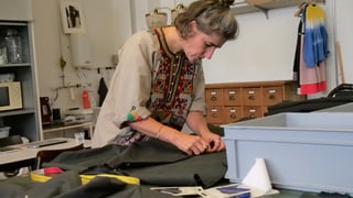 Sabine Portenier arbeitet an einem Kleid. Sabine Portenier arbeitet an einem Kleid.