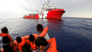 Rettungsschiff der Organisation «Save The Children» birgt Schlauchboot-Flüchtlinge in italienischen Gewässern.