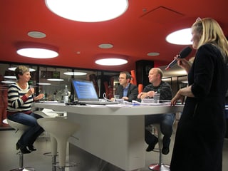 Moderatorin Christine Hubacher mit drei Gästen an einem grossen Tisch im Radiostudio Zürich.