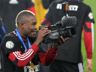 Serey Die filmt mit einer Kamera die Meisterfeier.