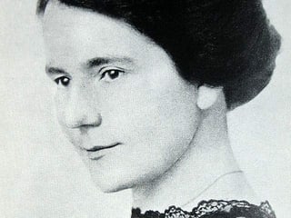 Eine junge Frau mit schwarzer Bluse. Eine junge Frau mit schwarzer Bluse.