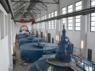 Der Strom für die Wasserstoffproduktion wird im Flusskraftwerk Niedergösgen hergestellt. So produziert die Anlage grünen, CO2-freien Wasserstoff. 