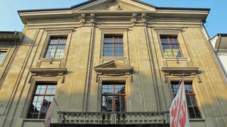 Ein Haus, an dem die Winterthurer Fahne hängt.
