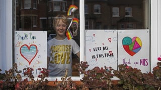 Kind steht hinter verschlossenem Fenster in Corona-Zeiten in Grossbritannien