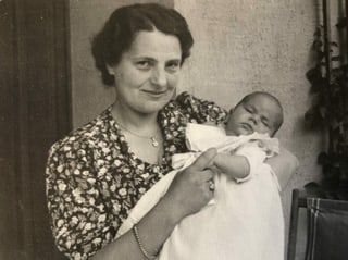 Eine Mutter hält ein Baby im Arm.