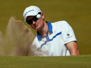 Justin Rose bei einem Schlag aus dem Bunker.