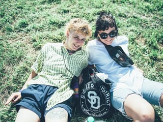 Die Menschen geniessen das Traumwetter auf dem Gurten.