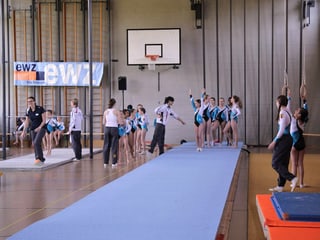 Turnhalle, kleine Turnerinnen