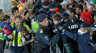 Polizei und Helfer versorgen die vielen Flüchtlinge am Grenzübergang Nickeldorf. 