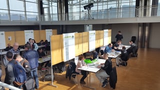 Aula mit Tischen und Stellwänden. Aula mit Tischen und Stellwänden.