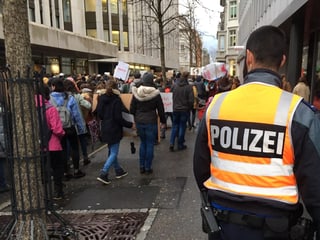 Polizist Demonstrierende