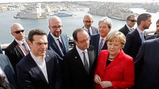 Alexis Tsipras, François Hollande und Angela Merkel. Im Hintergrund das Fort Ricasoli (L) und das Fort Saint Angelo (R).