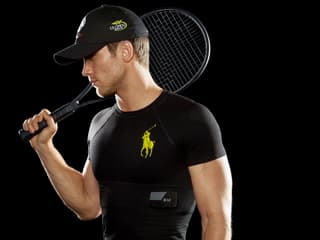 Ein Tennisspieler trägt ein schwarzes Ralph Lauren Fitness-Shirt.