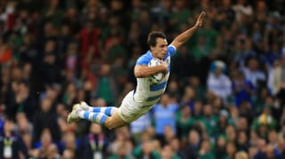 Juan Imhoff fliegt mit Rugby in der Hand durch die Luft.