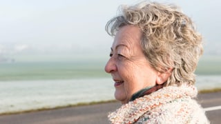 Simone Sieder-Gigandet steht an einer Strasse.