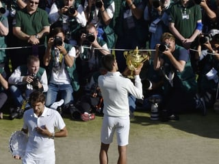 Roger Federer unterliegt Novak Djokovic im Wimbledon-Final 2014.