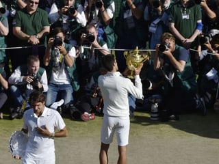 Roger Federer unterliegt Novak Djokovic im Wimbledon-Final 2014. Roger Federer unterliegt Novak Djokovic im Wimbledon-Final 2014.