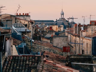 Ein Blick auf die Häuser von Bordeaux. 