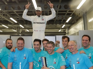 Lewis Hamilton lässt sich von seinem Team als Sieger feiern.