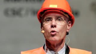 Altbundesrat Moritz Leuenberger mit Bauhelm beim Durchschlag im neuen Gotthard Basistunnel