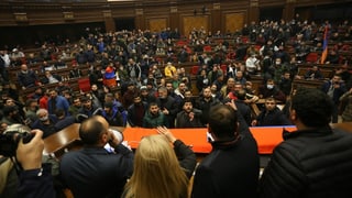 Die Proteste gegen ein Ende des Krieges in Berg-Karabach zogen sich bis ins armenische Parlament in Eriwan hinein. Die Proteste gegen ein Ende des Krieges in Berg-Karabach zogen sich bis ins armenische Parlament in Eriwan hinein.