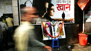 Strassenszene in Kalkuta: ein Plakat des Bollywoodfilms «My Name is Khan».