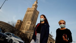 Frauen mit Maske in Warschau