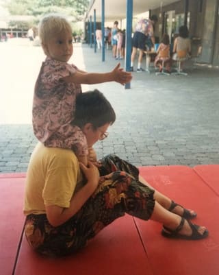 Blond war ich schon immer. Hier wurde gerade mein Bruder eingeschult, ich war ca. zwei Jahre alt und durfte mit meiner Mutter einen Buchstaben simulieren (welchen bloss?!).