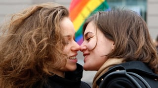 Zwei sich küssende Frauen Zwei sich küssende Frauen
