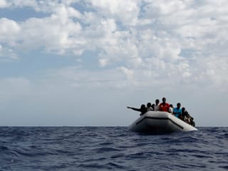 Ein Schlauchboot mit Flüchtlingen an Bord.