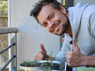 Michel Birri mit seinen neuen Balkonpflanzen