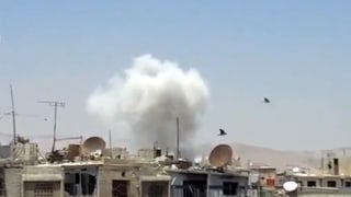 Kämpfe in Syrien gehen weiter – Rauchwolke über den Dächern. Kämpfe in Syrien gehen weiter – Rauchwolke über den Dächern.
