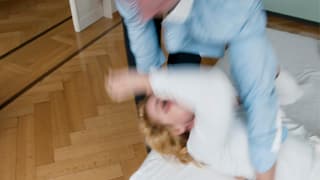 Verschwommenes Bild von einer Gewaltszene zwischen einem Mann und einer Frau