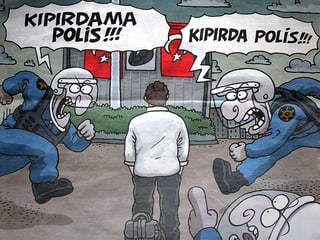 Drei Polizisten rennen auf den «stehenden Mann» auf dem Taksim-Platz zu; einer ruft: «Keine Bewegung, Polizei!», ein anderer «Beweg dich, Polizei!». Drei Polizisten rennen auf den «stehenden Mann» auf dem Taksim-Platz zu; einer ruft: «Keine Bewegung, Polizei!», ein anderer «Beweg dich, Polizei!».