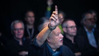 Ein Mann streckt seinen Arm aus und will in einer Diskussion etwas sagen. Ein Mann streckt seinen Arm aus und will in einer Diskussion etwas sagen.
